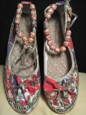 NWOT BOHO Floral Red Women's Ballet Flats with Beaded Detail SZ. 39 (RUNS SMALL)